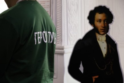 Герои Тувы прикоснулись к культурному наследию республики в Национальной библиотеке