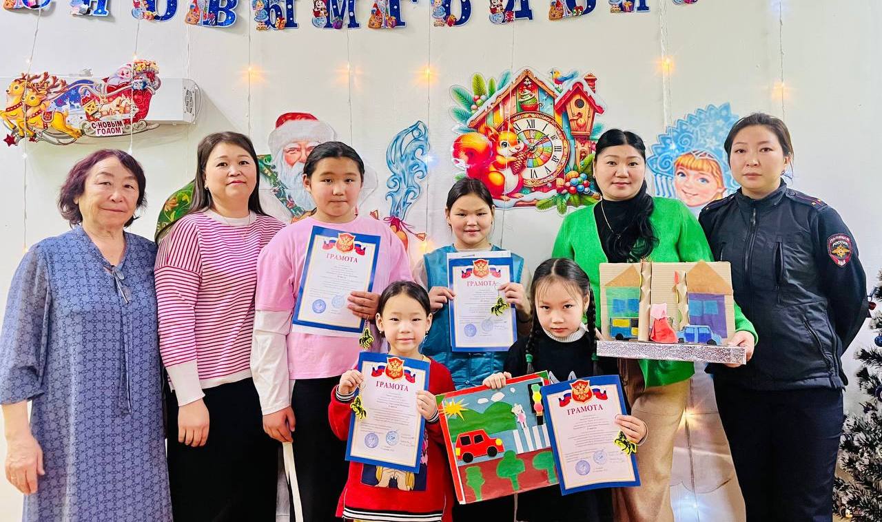 Сотрудники отделения Госавтоинспекции МО МВД России «Дзун-Хемчикский» организовали творческий конкурс «Безопасные дороги» для детей