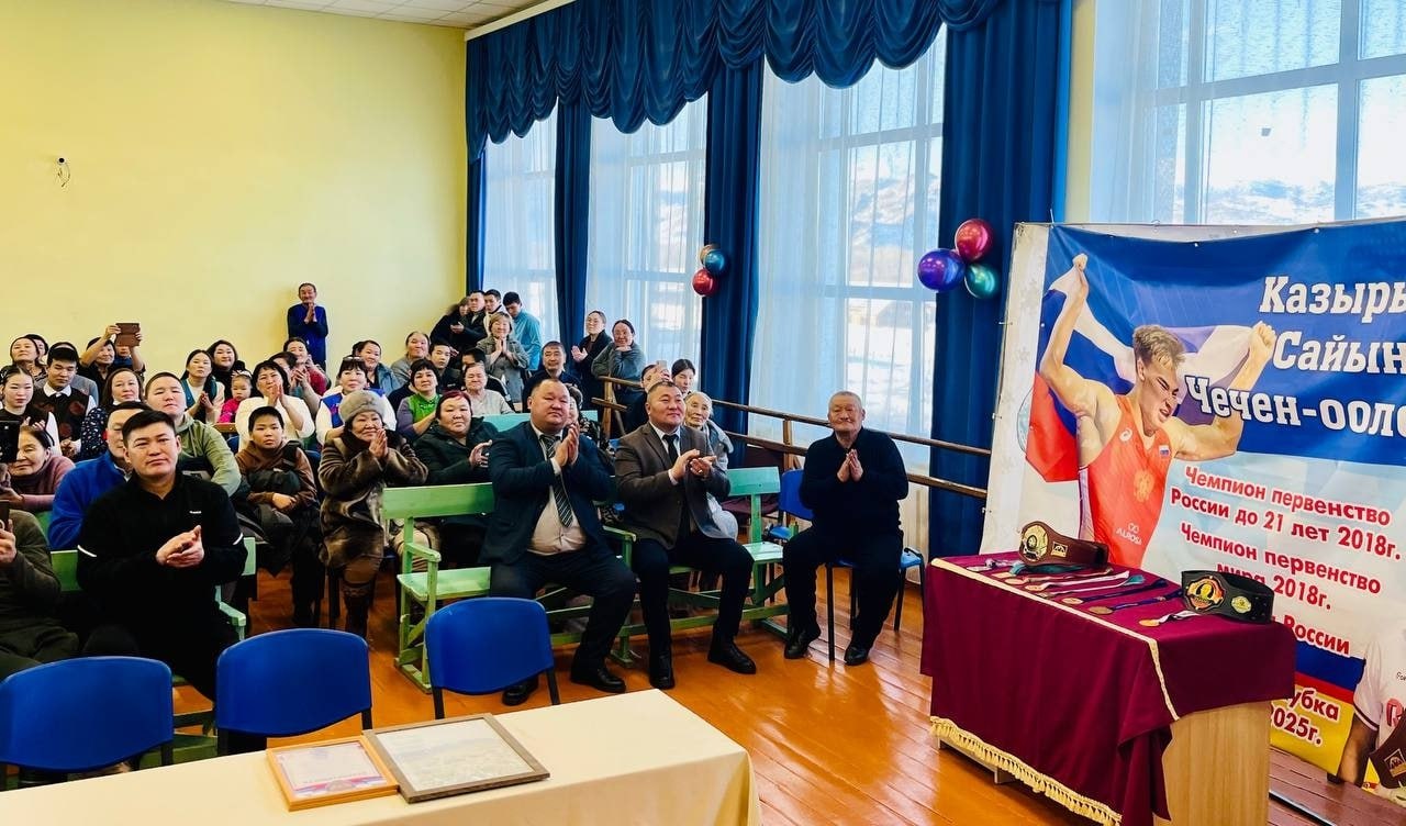 Бай-Талды тлептиг оглунга чиик чычанны белекке берген Бай-Талды тлептиг оглунга чиик чычанны белекке берген