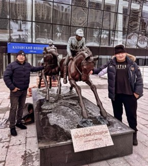 Фото дня. На фото запечатлены мастер спорта международного уровня по сумо Эрес Кара-Сал и меценат Херел Дамба у Казанского ипподрома