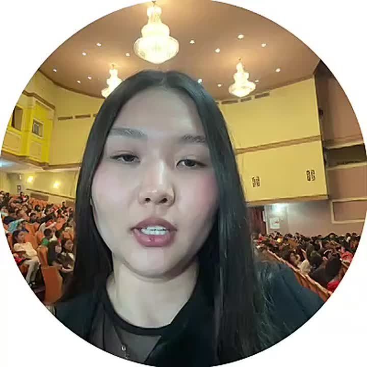 В эти минуты в Национальном театре идет детская новогодняя елка Главы Тувы