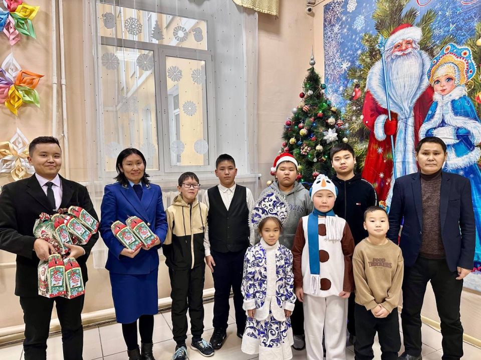 Сотрудник прокуратуры города Кызыла поздравила школьников с Новым годом и провела профилактическую беседу