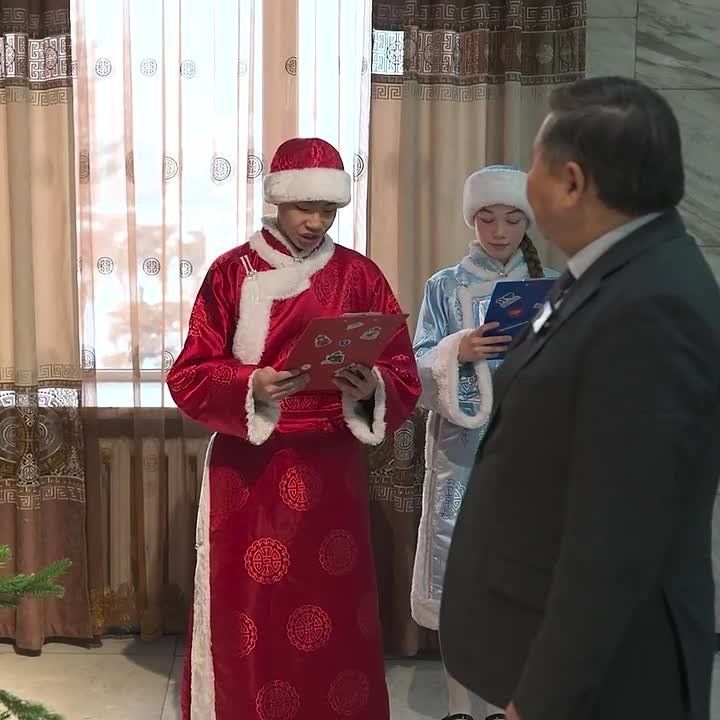 Дед Мороз и Глава Тувы исполнили новогоднее желание 11-летней девочки из ЛНР