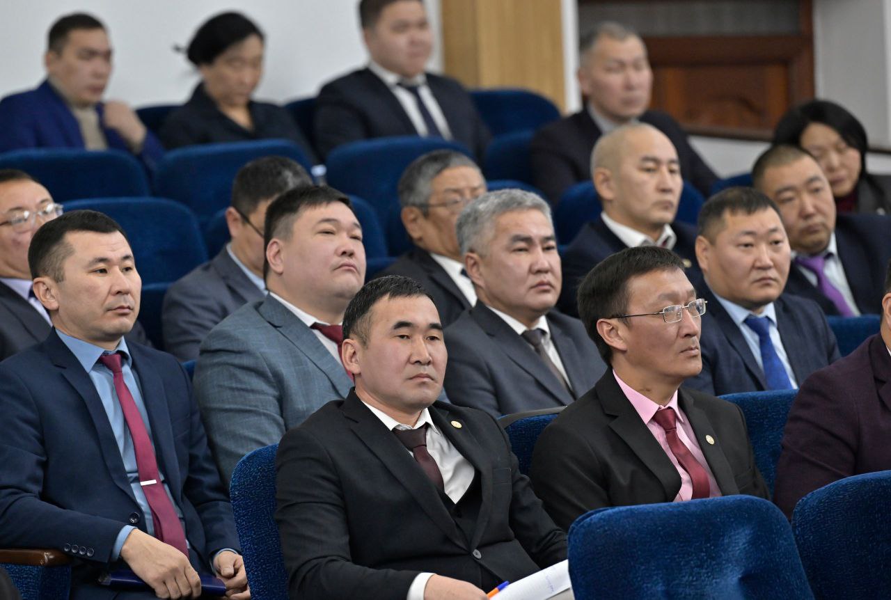 Глава Тувы провел итоговое аппаратное совещание года, поставив задачи по обеспечению безопасности в период новогодних праздников Глава Тувы провел итоговое аппаратное совещание года, поставив задачи по обеспечению безопасности в период новогодних праздников