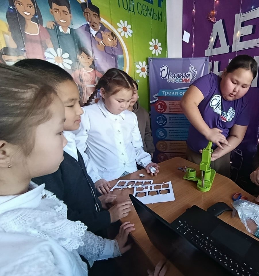 Кара-Чыраа школазыны директорну кижизидилге талазы-биле чвлекчизи Омак Ондар дртк классчылар-биле кады чаа чылды хрек демдектерин чогаадыкчы кылганын редилге чери дынаткан Кара-Чыраа школазыны директорну кижизидилге талазы-биле чвлекчизи Омак Ондар дртк классчылар-биле кады чаа чылды хрек демдектерин чогаадыкчы кылганын редилге чери дынаткан