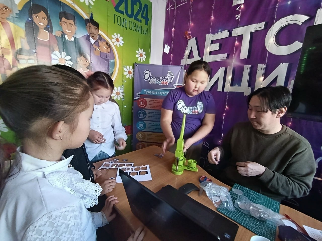 Кара-Чыраа школазыны директорну кижизидилге талазы-биле чвлекчизи Омак Ондар дртк классчылар-биле кады чаа чылды хрек демдектерин чогаадыкчы кылганын редилге чери дынаткан Кара-Чыраа школазыны директорну кижизидилге талазы-биле чвлекчизи Омак Ондар дртк классчылар-биле кады чаа чылды хрек демдектерин чогаадыкчы кылганын редилге чери дынаткан