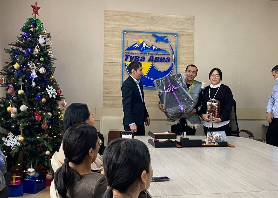 19 многодетных семей Тувы получили в подарок детские автокресла в рамках акции Миндортранса 19 многодетных семей Тувы получили в подарок детские автокресла в рамках акции Миндортранса