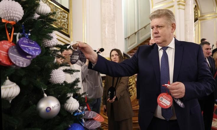 Анатолий Серышев исполняет новогодние желания детей из Сибири и Донецка в рамках акции «Ёлка желаний»