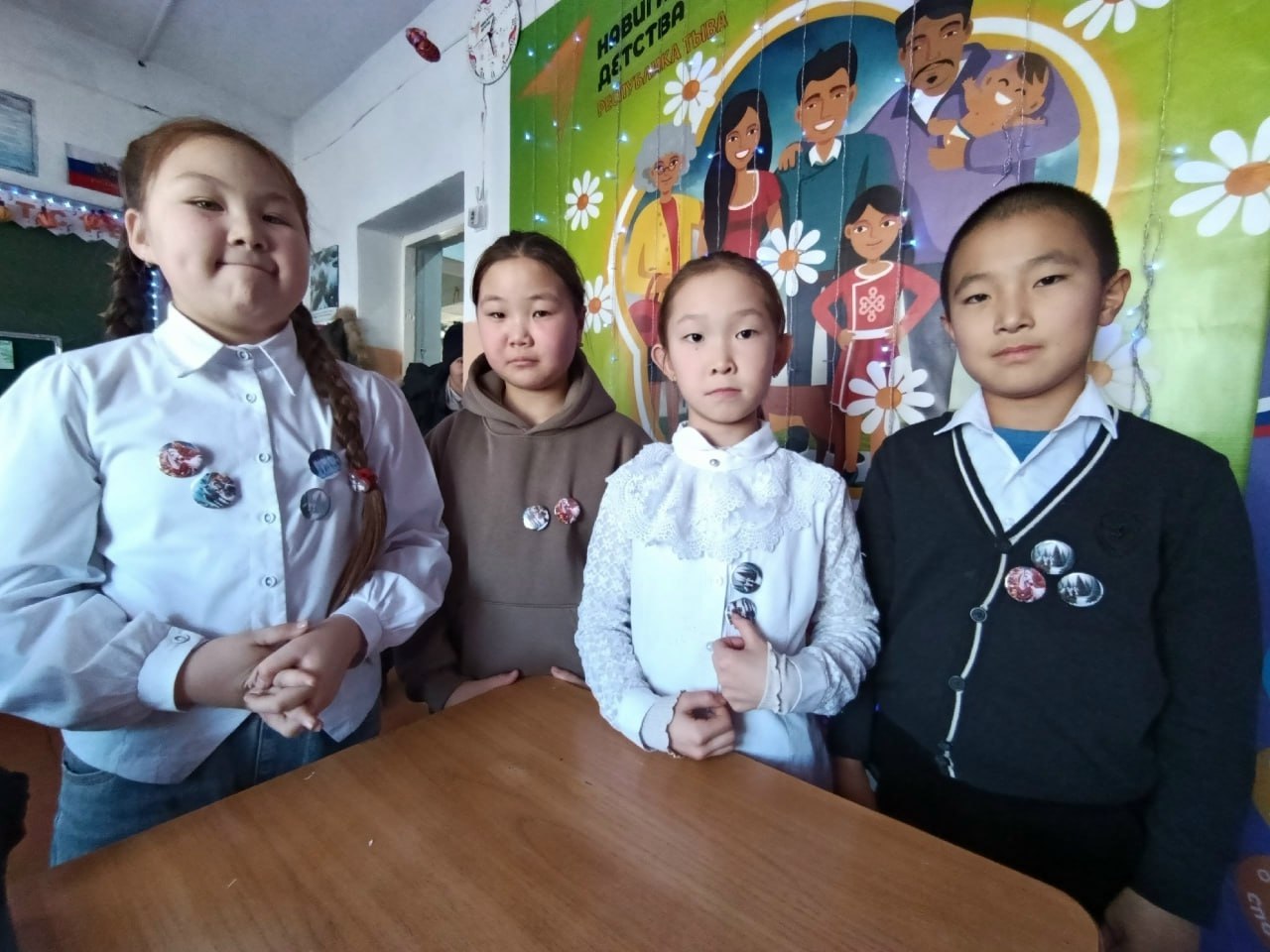 Кара-Чыраа школазыны директорну кижизидилге талазы-биле чвлекчизи Омак Ондар дртк классчылар-биле кады чаа чылды хрек демдектерин чогаадыкчы кылганын редилге чери дынаткан