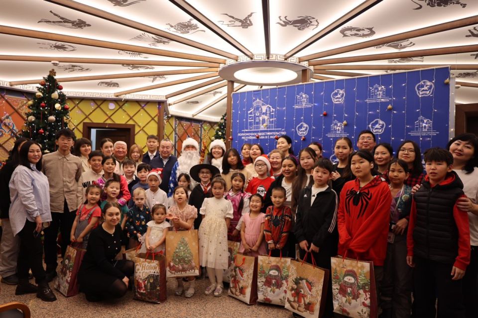 Представительство Тувы в Москве устроило новогодний праздник для детей из многодетных семей и семей участников СВО