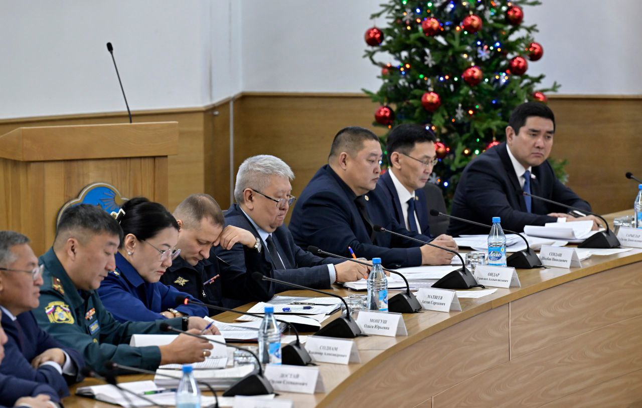 Глава Тувы провел итоговое аппаратное совещание года, поставив задачи по обеспечению безопасности в период новогодних праздников Глава Тувы провел итоговое аппаратное совещание года, поставив задачи по обеспечению безопасности в период новогодних праздников
