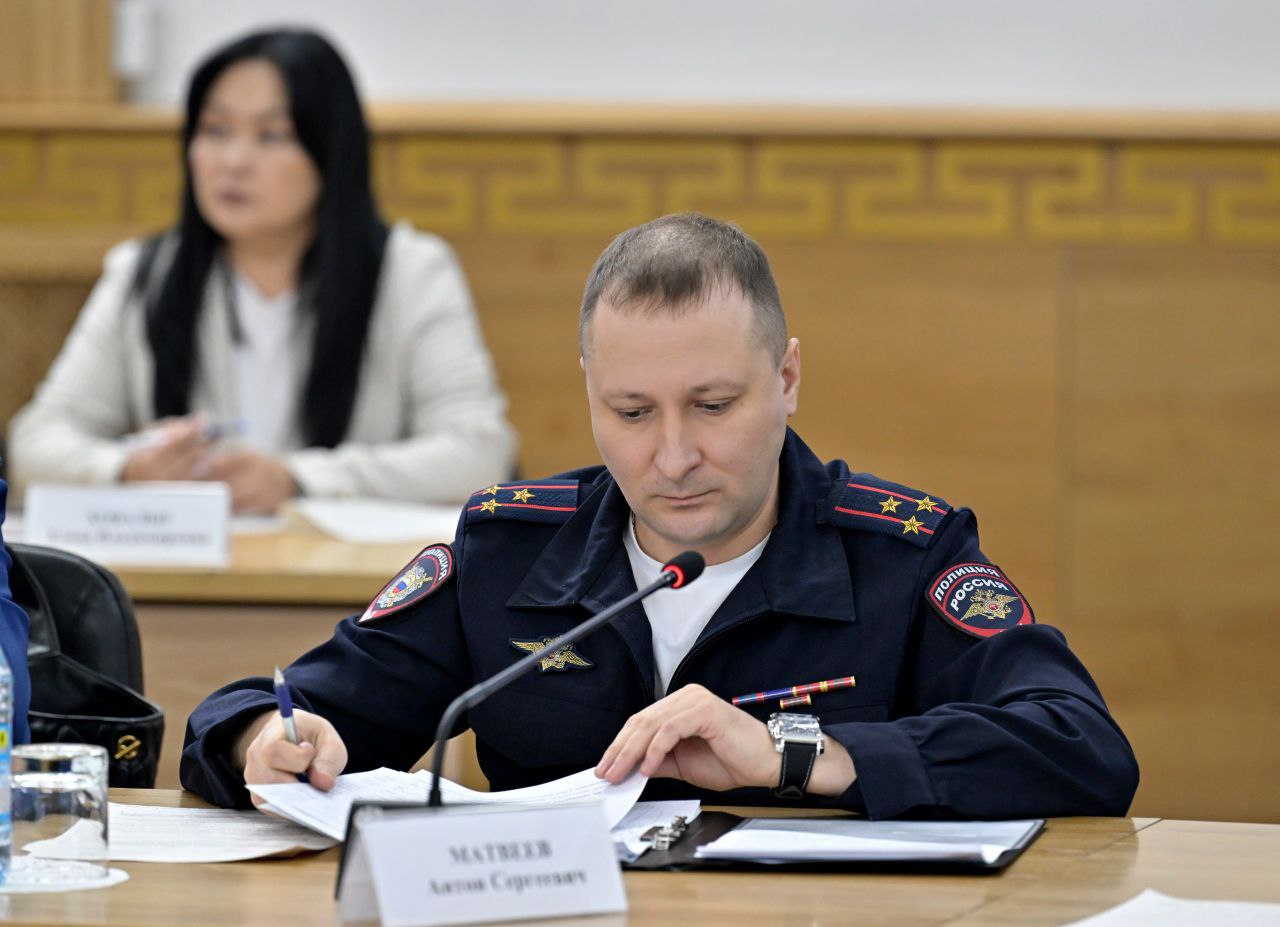 Глава Тувы провел итоговое аппаратное совещание года, поставив задачи по обеспечению безопасности в период новогодних праздников Глава Тувы провел итоговое аппаратное совещание года, поставив задачи по обеспечению безопасности в период новогодних праздников