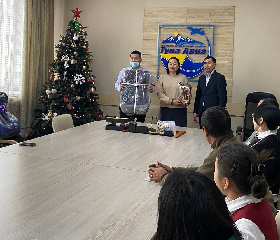 19 многодетных семей Тувы получили в подарок детские автокресла в рамках акции Миндортранса 19 многодетных семей Тувы получили в подарок детские автокресла в рамках акции Миндортранса