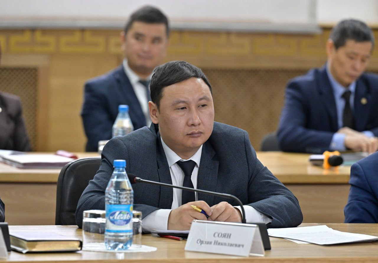 Глава Тувы провел итоговое аппаратное совещание года, поставив задачи по обеспечению безопасности в период новогодних праздников Глава Тувы провел итоговое аппаратное совещание года, поставив задачи по обеспечению безопасности в период новогодних праздников