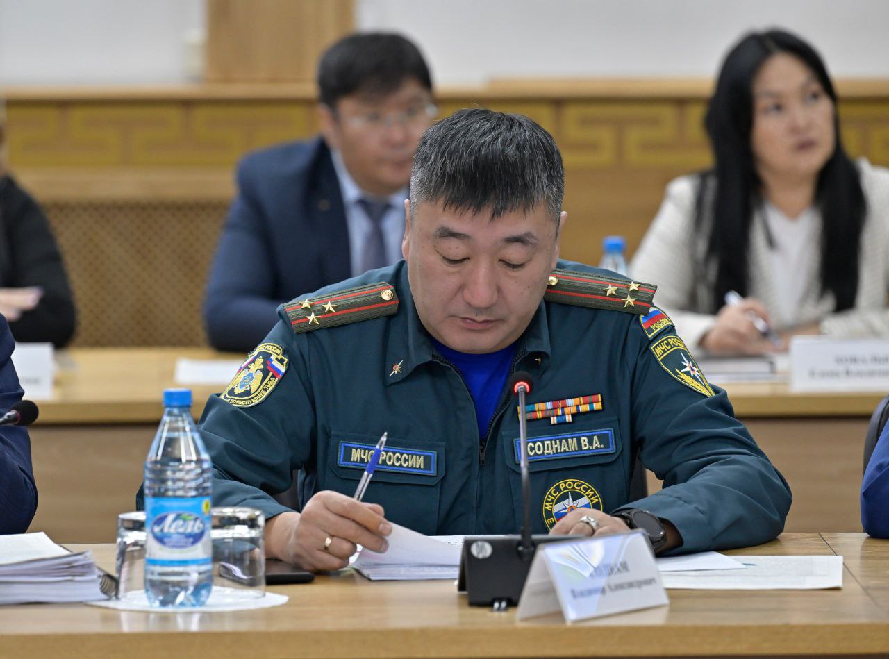 Глава Тувы провел итоговое аппаратное совещание года, поставив задачи по обеспечению безопасности в период новогодних праздников Глава Тувы провел итоговое аппаратное совещание года, поставив задачи по обеспечению безопасности в период новогодних праздников