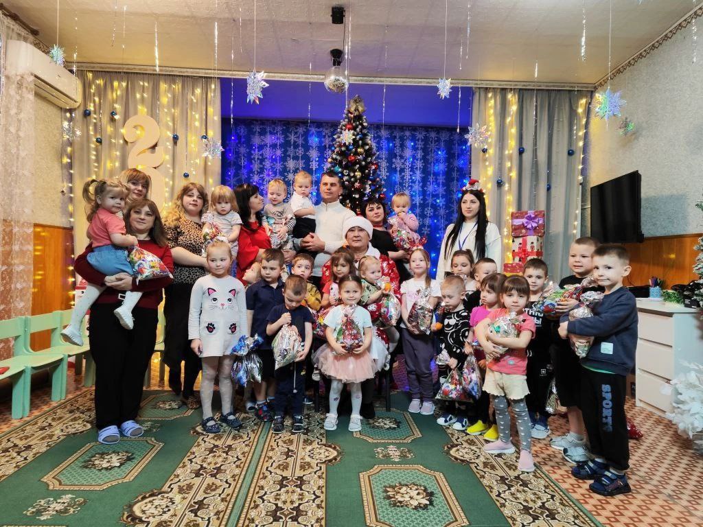 Глава Тувы поздравил подшефный детский сад в ЛНР через своего спецпредставителя Глава Тувы поздравил подшефный детский сад в ЛНР через своего спецпредставителя