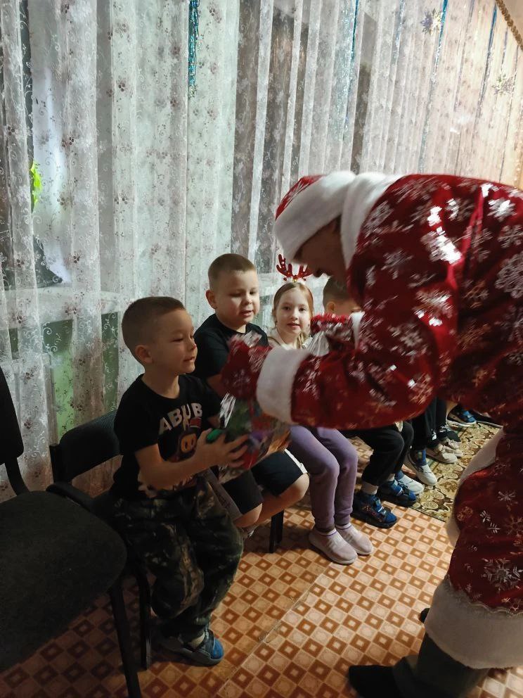 Глава Тувы поздравил подшефный детский сад в ЛНР через своего спецпредставителя Глава Тувы поздравил подшефный детский сад в ЛНР через своего спецпредставителя