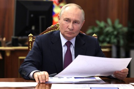 Путин подписывает ряд законов: от новой памятной даты до ужесточения правил микрозаймов