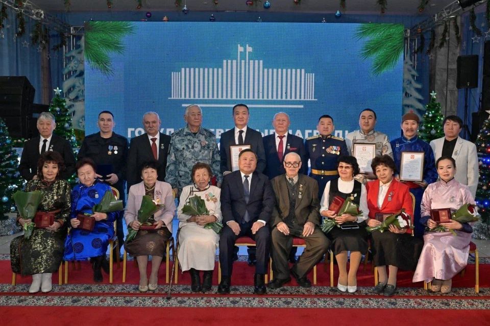 Глава Тувы вручил государственные награды представителям разных сфер деятельности