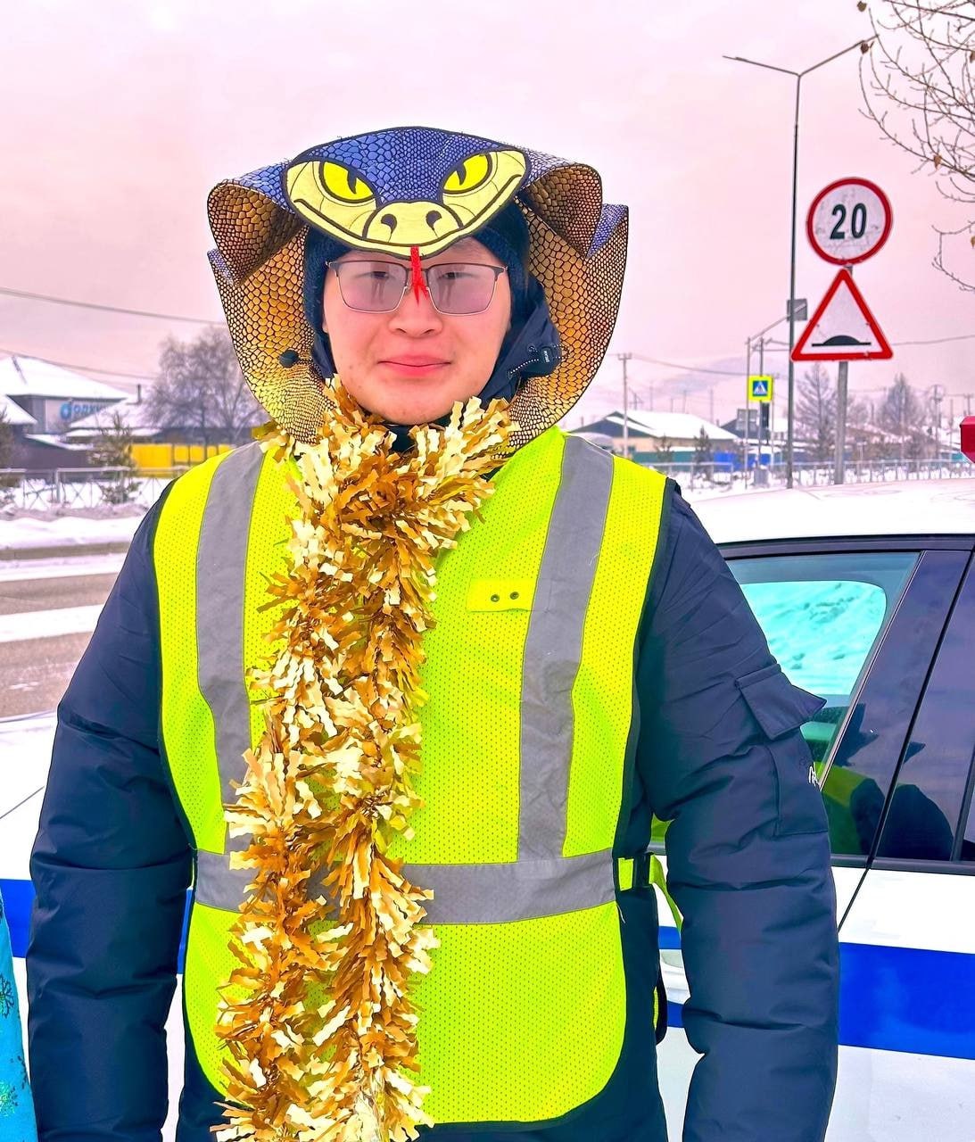 Сказочные персонажи и ГИБДД напомнили водителям Каа-Хема о правилах безопасности в праздники Сказочные персонажи и ГИБДД напомнили водителям Каа-Хема о правилах безопасности в праздники