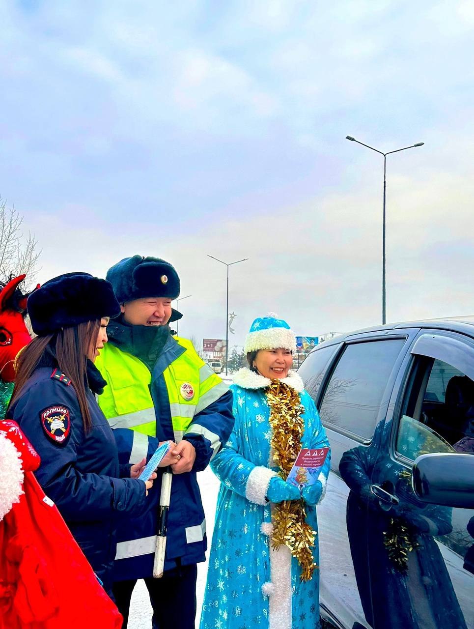 Сказочные персонажи и ГИБДД напомнили водителям Каа-Хема о правилах безопасности в праздники Сказочные персонажи и ГИБДД напомнили водителям Каа-Хема о правилах безопасности в праздники