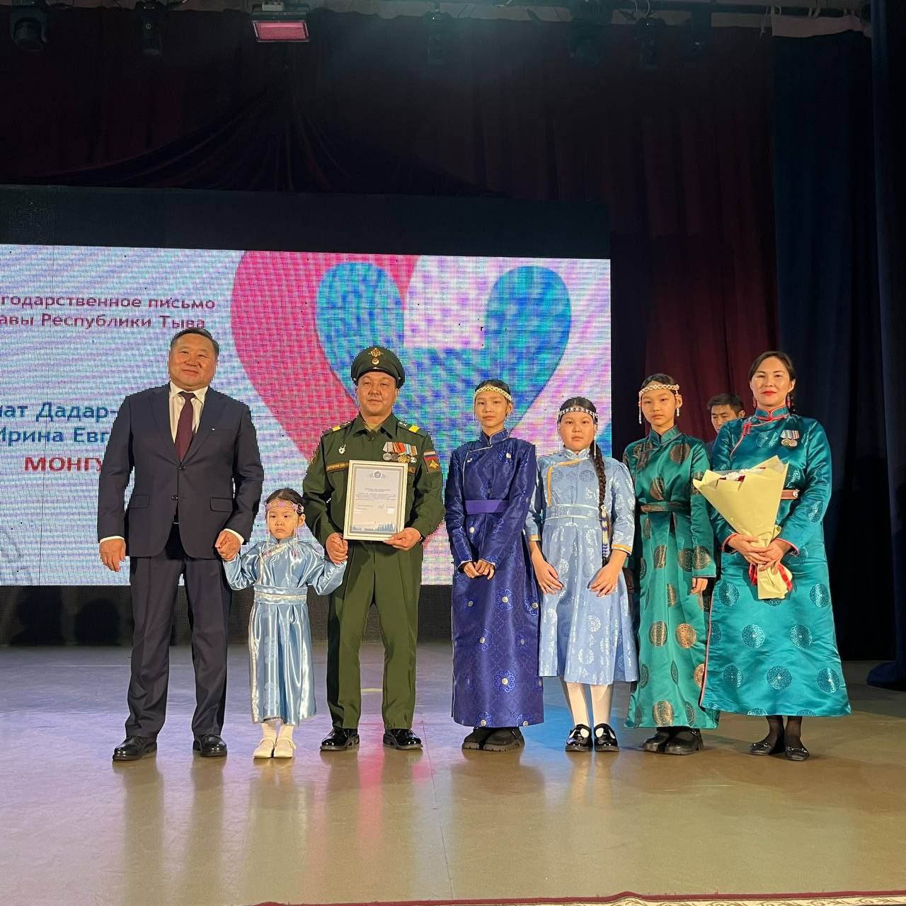 Президент России наградил жителей Тувы орденом «Родительская слава» и медалью «За заслуги перед Отечеством»