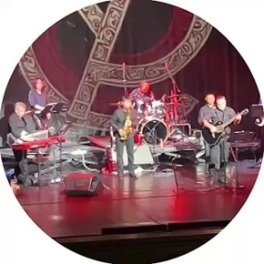 В эти минуты в Национальном театре выступает легендарная группа «Уер»