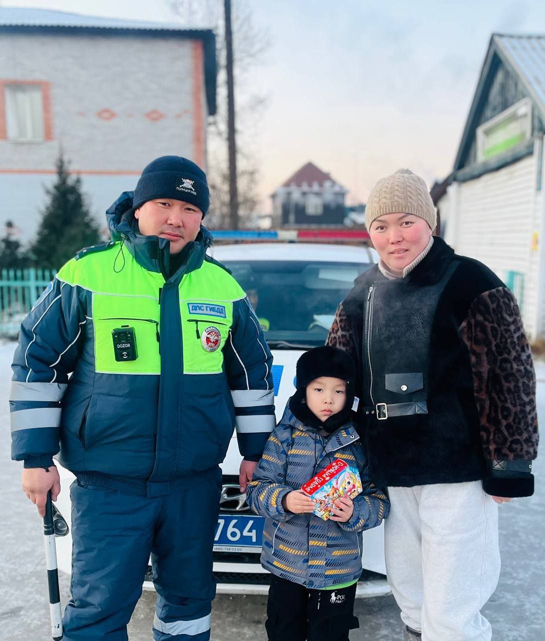 Полицейские Дед Мороз и Снегурочка провели в Чадане акцию по дорожной безопасности для детей Полицейские Дед Мороз и Снегурочка провели в Чадане акцию по дорожной безопасности для детей