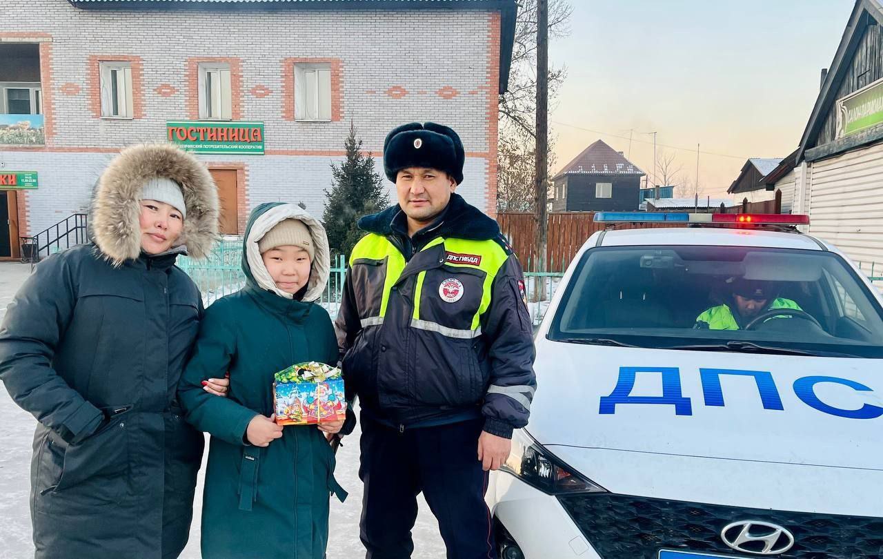 Полицейские Дед Мороз и Снегурочка провели в Чадане акцию по дорожной безопасности для детей Полицейские Дед Мороз и Снегурочка провели в Чадане акцию по дорожной безопасности для детей