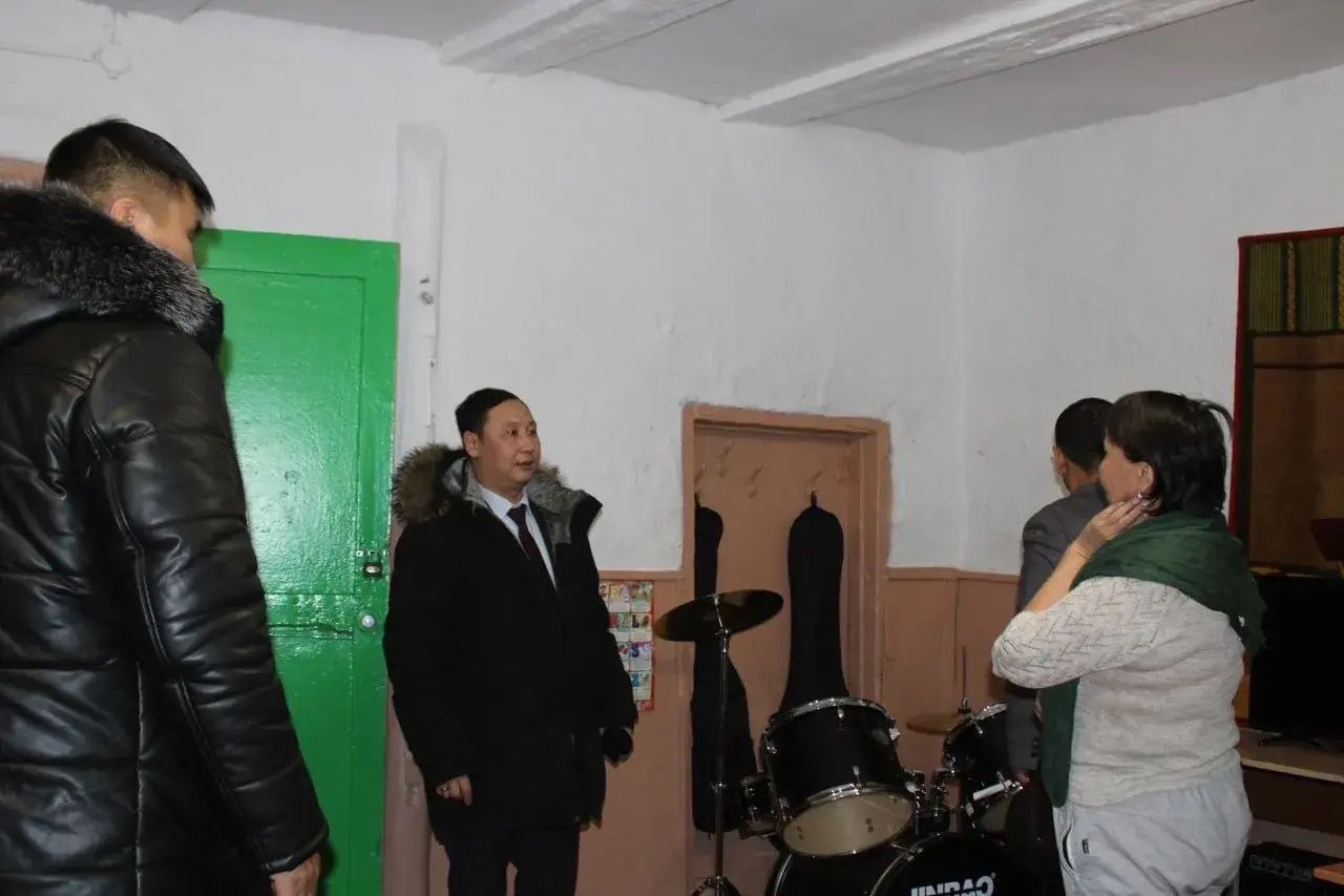 Министр образования Тувы проверил готовность учреждений Монгун-Тайгинского района к зимнему периоду Министр образования Тувы проверил готовность учреждений Монгун-Тайгинского района к зимнему периоду