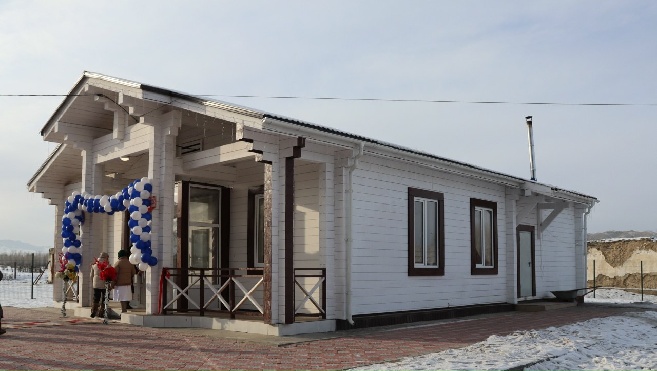 Открытие фельдшерско-акушерского пункта в селе Аксы-Барлык и врачебной амбулатории в селе Эрги-Барлык Барун-Хемчикского кожууна состоялось вчера в торжественной обстановке Открытие фельдшерско-акушерского пункта в селе Аксы-Барлык и врачебной амбулатории в селе Эрги-Барлык Барун-Хемчикского кожууна состоялось вчера в торжественной обстановке