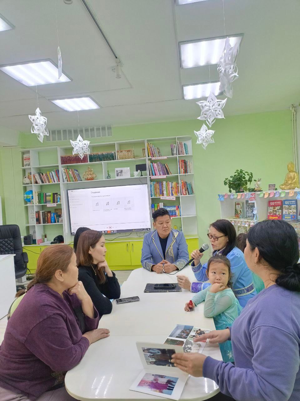 В Ак-Довураке прошёл круглый стол, посвящённый семейным традициям тувинского народа