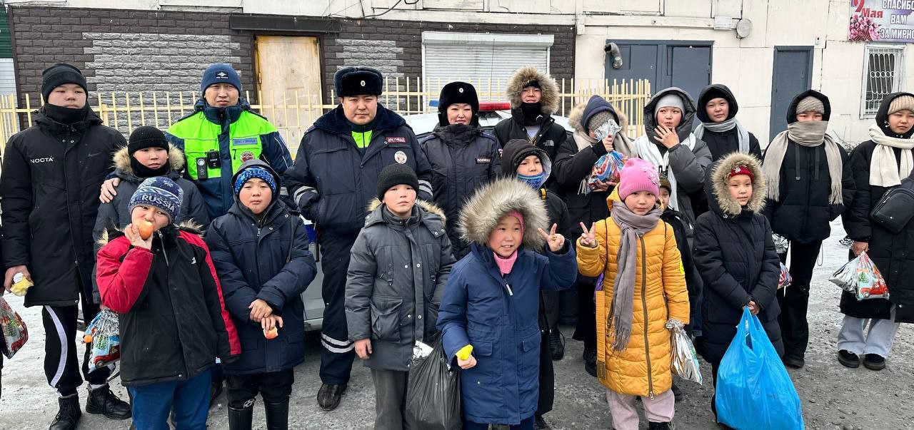 В Центре социальной помощи семье и детям г. Ак-Довурак прошла встреча воспитанников с инспекторами ГИБДД