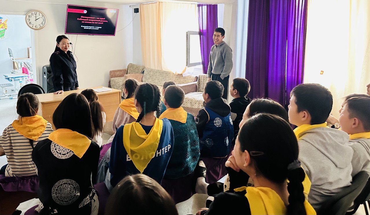 В Центре социальной помощи семье и детям г. Ак-Довурак прошла встреча воспитанников с инспекторами ГИБДД В Центре социальной помощи семье и детям г. Ак-Довурак прошла встреча воспитанников с инспекторами ГИБДД