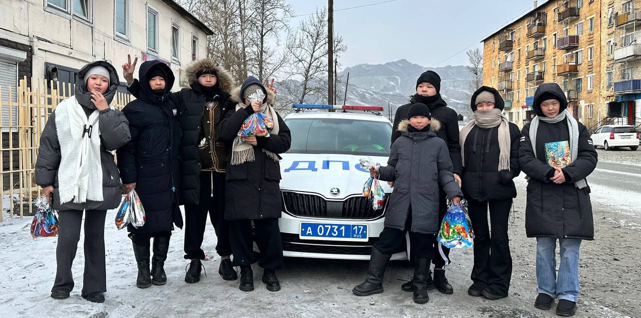 В Центре социальной помощи семье и детям г. Ак-Довурак прошла встреча воспитанников с инспекторами ГИБДД В Центре социальной помощи семье и детям г. Ак-Довурак прошла встреча воспитанников с инспекторами ГИБДД