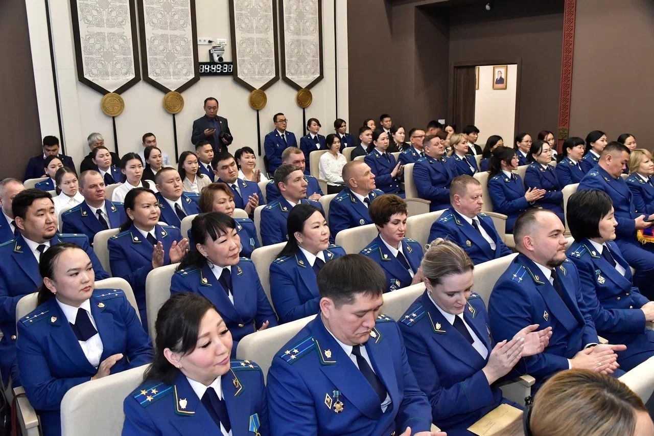 Глава Тувы поздравил сотрудников и ветеранов прокуратуры с профессиональным праздником Глава Тувы поздравил сотрудников и ветеранов прокуратуры с профессиональным праздником