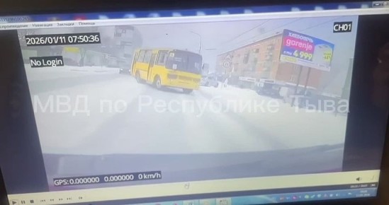 В Кызыле водитель школьного автобуса совершил дорожно–транспортное происшествие