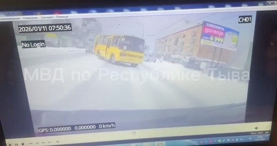 В Кызыле водитель школьного автобуса спровоцировал ДТП