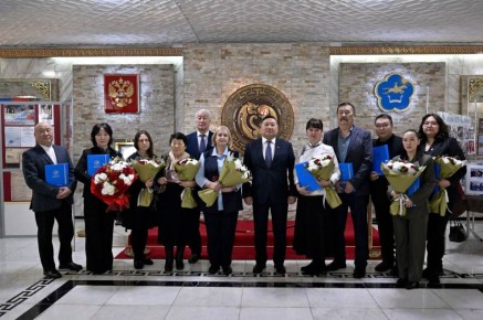 В Правительстве Тувы сегодня прошла церемония вручения государственных наград, приуроченная к Дню российской печати
