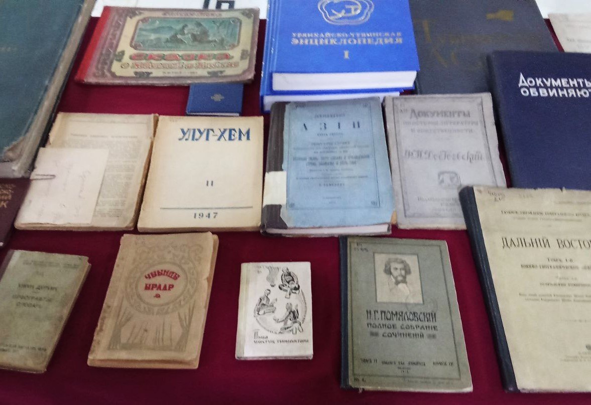 В честь Дня российской печати в фойе Дома Правительства прошла выставка по истории тувинской периодики и книгопечатания В честь Дня российской печати в фойе Дома Правительства прошла выставка по истории тувинской периодики и книгопечатания