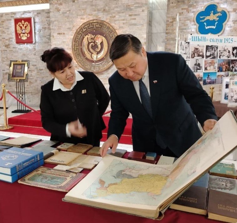 В честь Дня российской печати в фойе Дома Правительства прошла выставка по истории тувинской периодики и книгопечатания В честь Дня российской печати в фойе Дома Правительства прошла выставка по истории тувинской периодики и книгопечатания