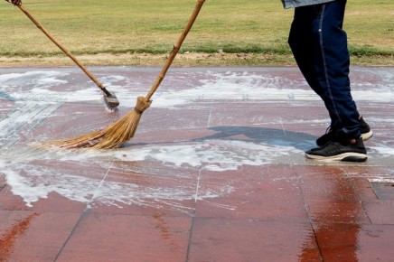 Как легко очистить тротуарную плитку без агрессивной химии