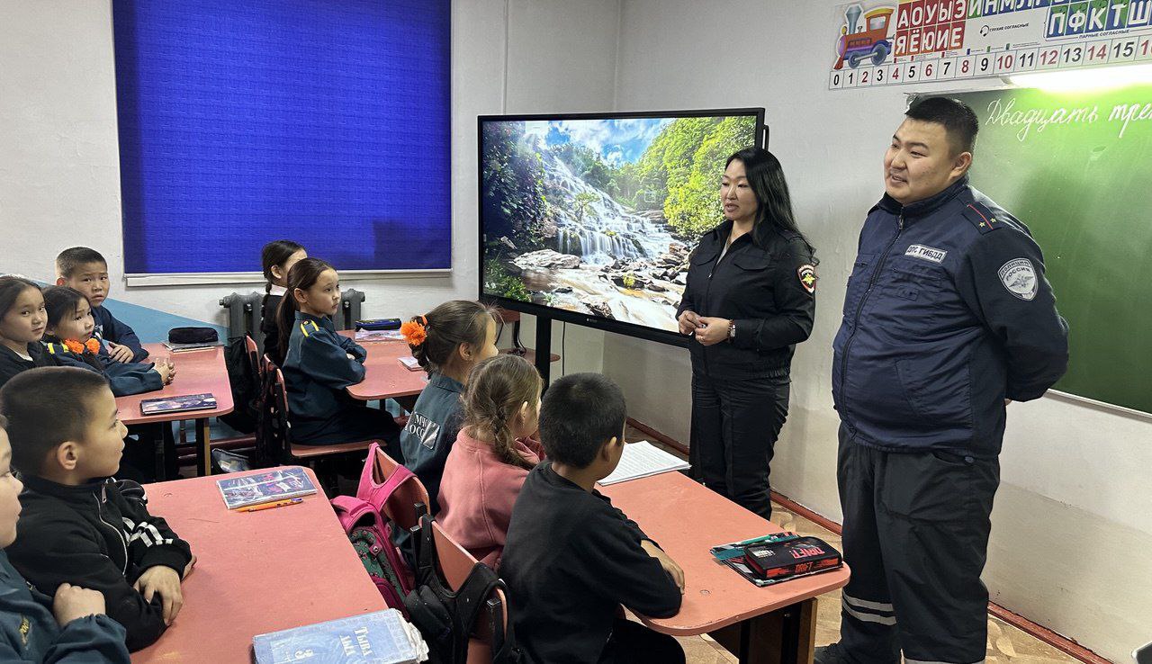 Инспекторы ГИБДД Барун-Хемчикского района провели профилактические беседы со школьниками Ак-Довурака Инспекторы ГИБДД Барун-Хемчикского района провели профилактические беседы со школьниками Ак-Довурака