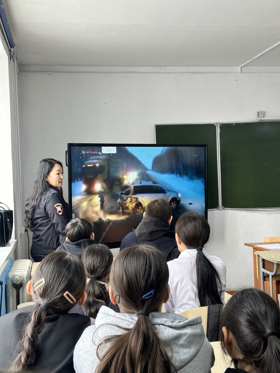 Инспекторы ГИБДД Барун-Хемчикского района провели профилактические беседы со школьниками Ак-Довурака Инспекторы ГИБДД Барун-Хемчикского района провели профилактические беседы со школьниками Ак-Довурака