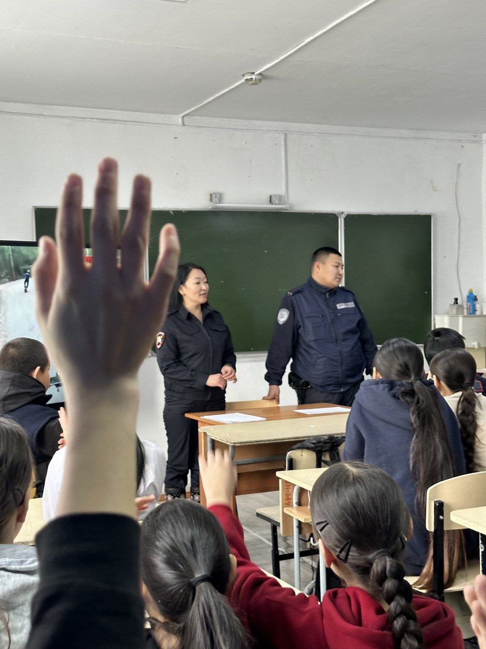 Инспекторы ГИБДД Барун-Хемчикского района провели профилактические беседы со школьниками Ак-Довурака Инспекторы ГИБДД Барун-Хемчикского района провели профилактические беседы со школьниками Ак-Довурака