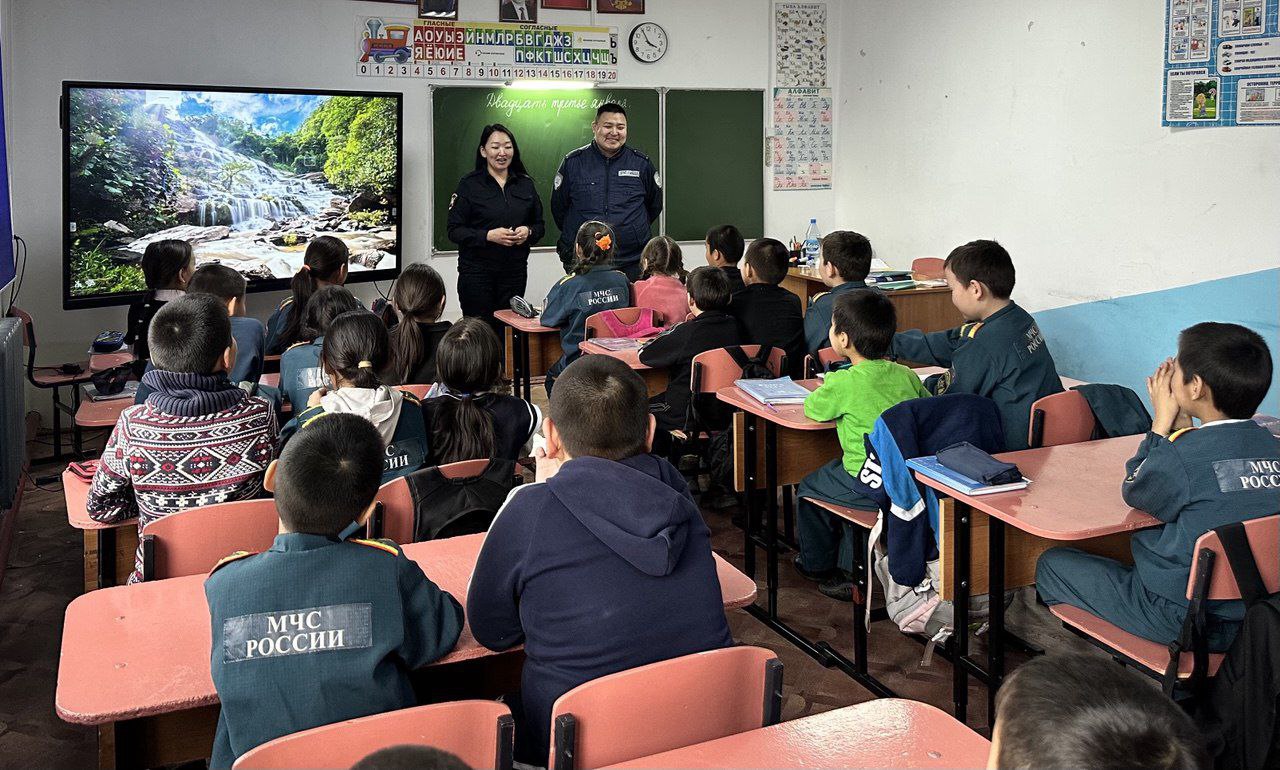 Инспекторы ГИБДД Барун-Хемчикского района провели профилактические беседы со школьниками Ак-Довурака