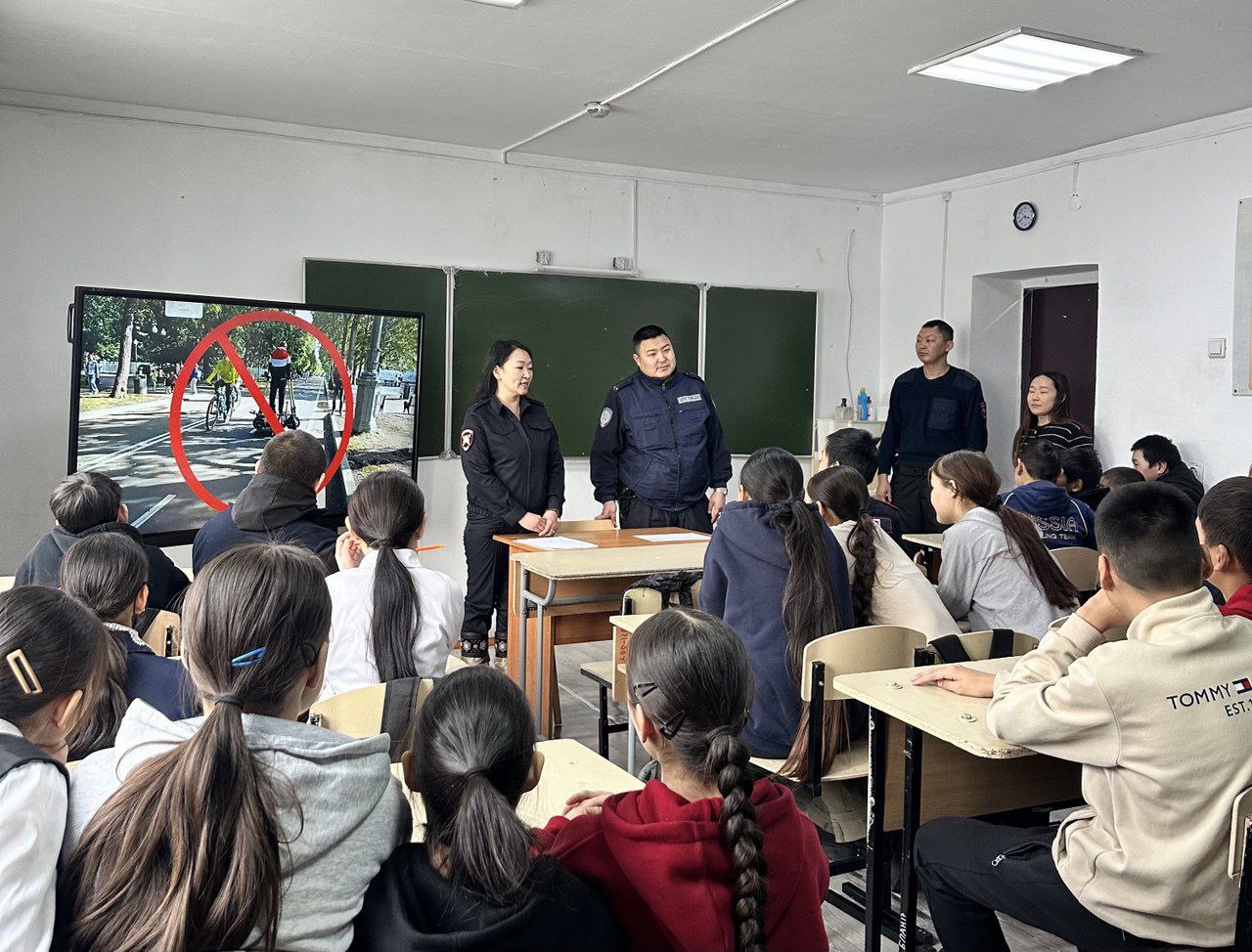 Инспекторы ГИБДД Барун-Хемчикского района провели профилактические беседы со школьниками Ак-Довурака Инспекторы ГИБДД Барун-Хемчикского района провели профилактические беседы со школьниками Ак-Довурака