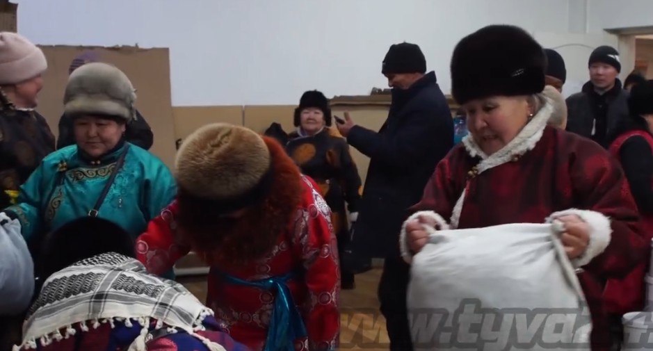 В Туве собирают гуманитарную помощь для военнослужащих к празднику Шагаа В Туве собирают гуманитарную помощь для военнослужащих к празднику Шагаа