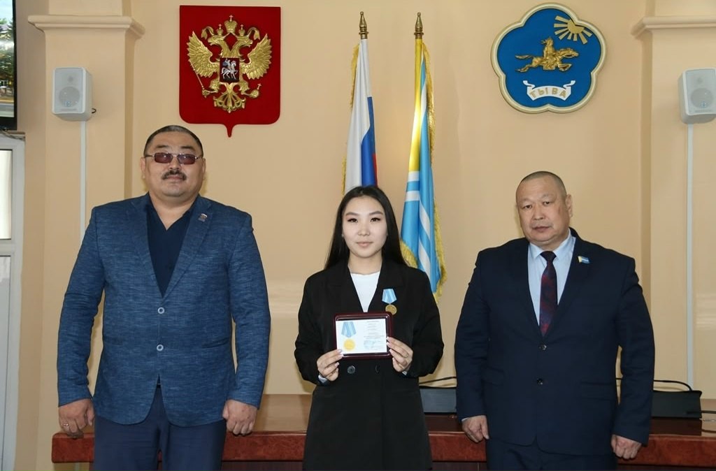 Накануне в Верховном Хурале (парламенте) Тувы состоялась церемония вручения государственных и ведомственных наград Накануне в Верховном Хурале (парламенте) Тувы состоялась церемония вручения государственных и ведомственных наград