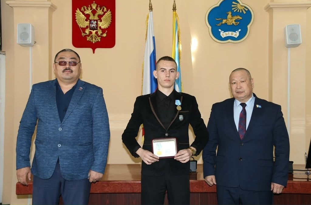 Накануне в Верховном Хурале (парламенте) Тувы состоялась церемония вручения государственных и ведомственных наград Накануне в Верховном Хурале (парламенте) Тувы состоялась церемония вручения государственных и ведомственных наград